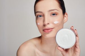 קרם טבעי לפנים לעור יבש ומגורה