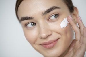 קרם טבעי לפנים לעור יבש ומגורה